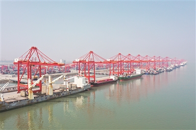 太倉港四期集裝箱碼頭人力成本節(jié)省70%