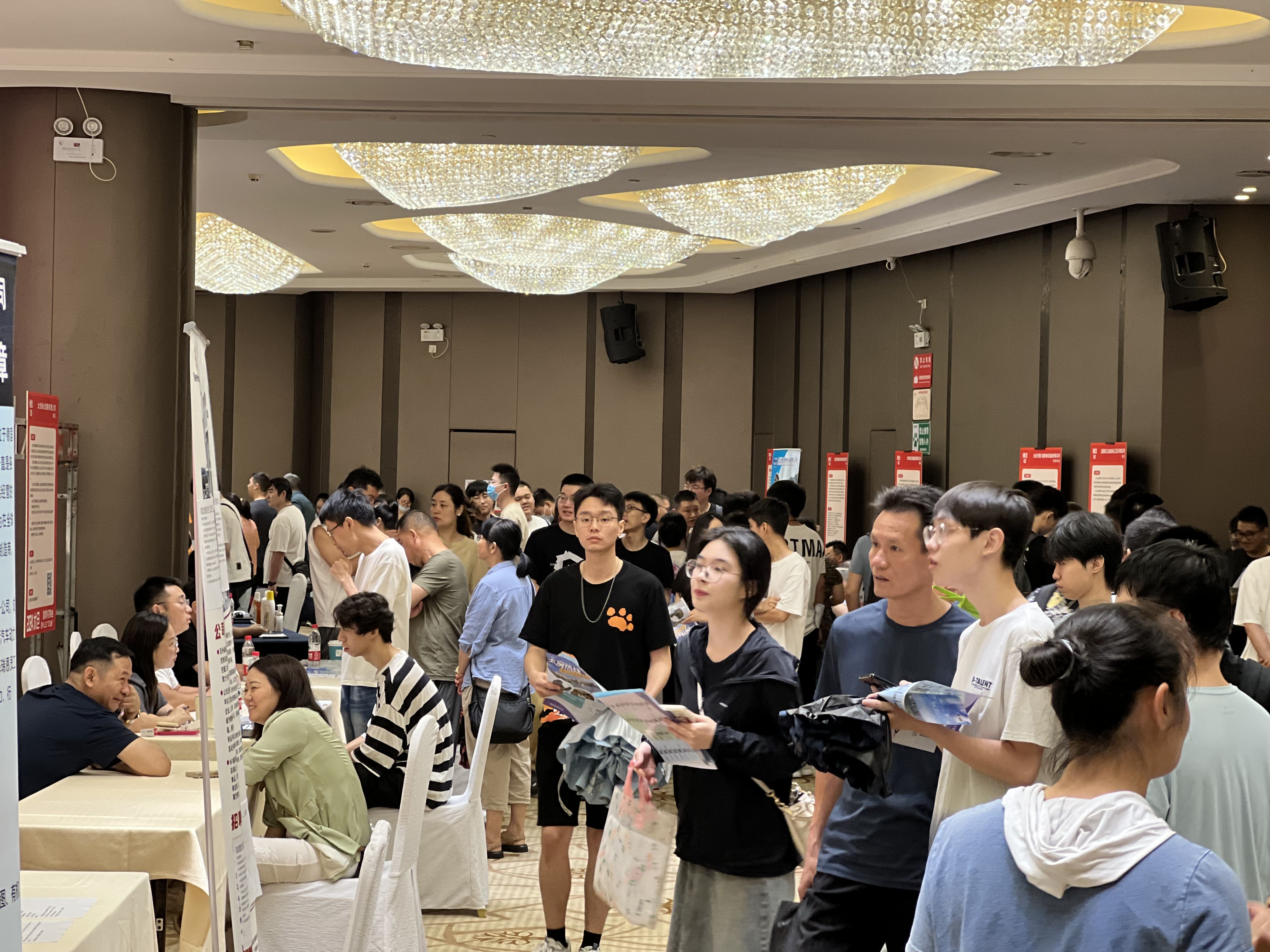 2024太倉(cāng)夏季畢業(yè)生招聘會(huì)圓滿(mǎn)落幕：風(fēng)雨無(wú)阻，共筑就業(yè)橋梁