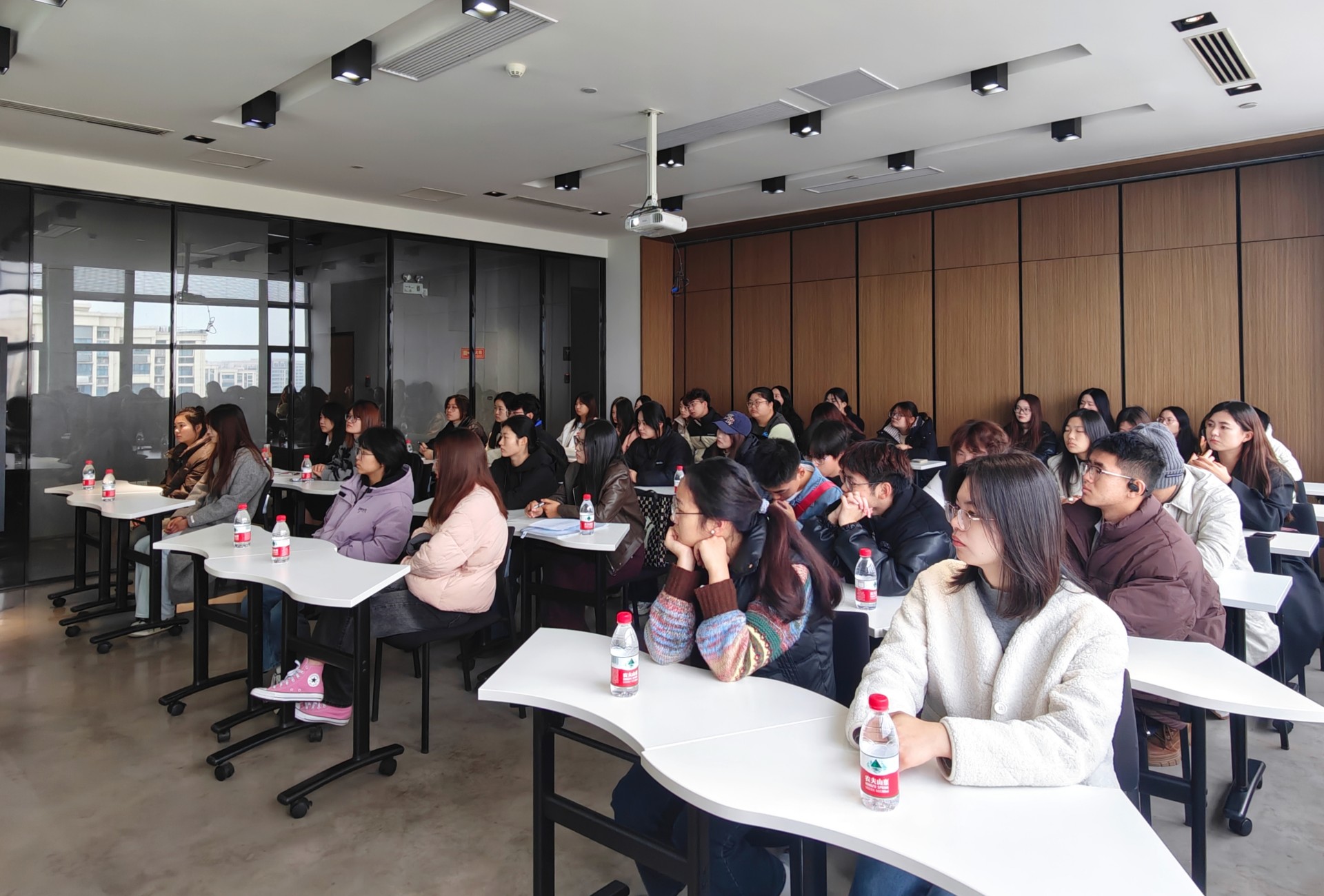 陽光太倉人才網(wǎng)助力未來精英，健雄學院學子深入探訪交流